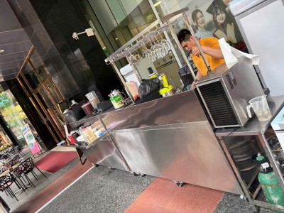 Quầy Pha Chế Inox Có Kệ Treo Ly – Giải Pháp Hiện Đại Cho Quán Cà Phê & Trà Sữa