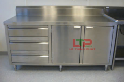 TỦ INOX CỬA MỞ CÓ GÁY, 3 HỘC KÉO